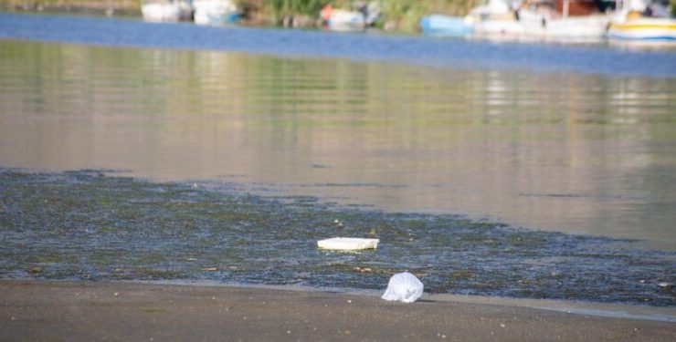 Beton atıkları nehre dökülüyor