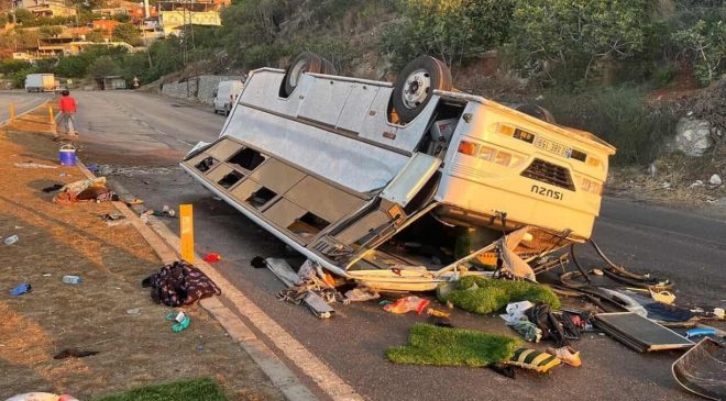 Tarım işçilerini taşıyan midibüs devrildi