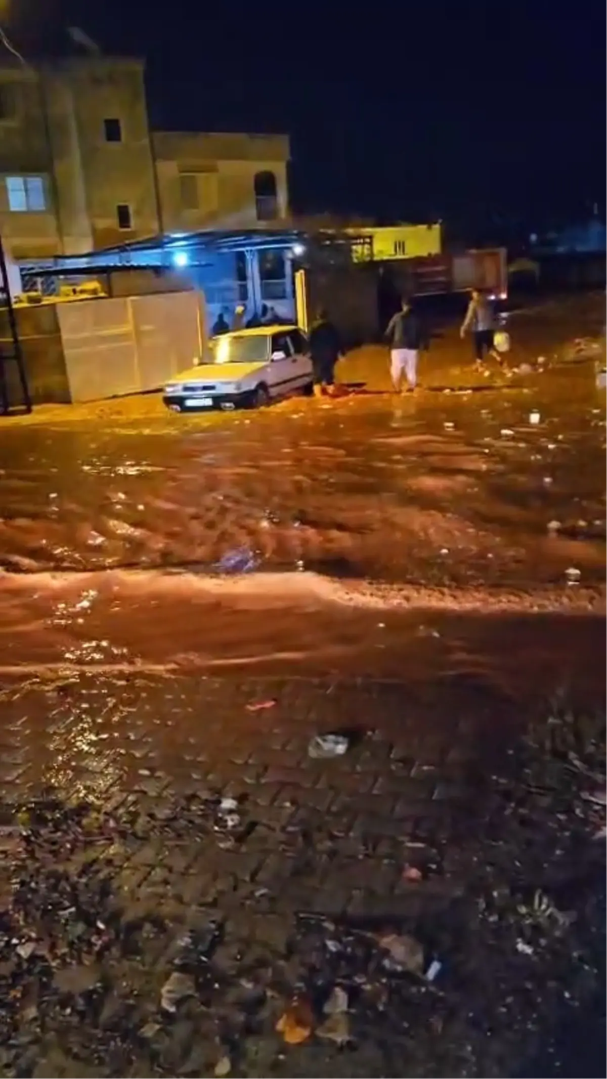 Reyhanlı’da sağanak yağış, su baskınlarına neden oldu