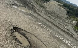 Antakya Karlısu Yolundaki Çukurlar Sürücüleri İsyan Ettirdi