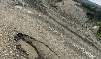 Antakya Karlısu Yolundaki Çukurlar Sürücüleri İsyan Ettirdi