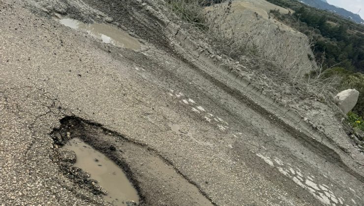 Antakya Karlısu Yolundaki Çukurlar Sürücüleri İsyan Ettirdi