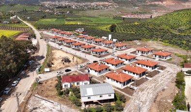 KIRIKHAN KARAMAĞARA’DA KÖY EVLERİ HAK SAHİPLERİNE TESLİM EDİLDİ