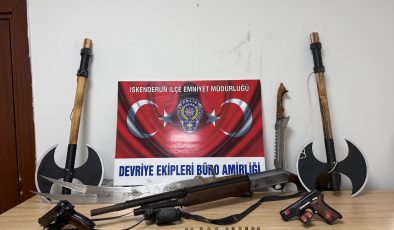 İSKENDERUN’DA BALKONUNDA SİLAH SERGİLEYEN ŞÜPHELİ YAKALANDI