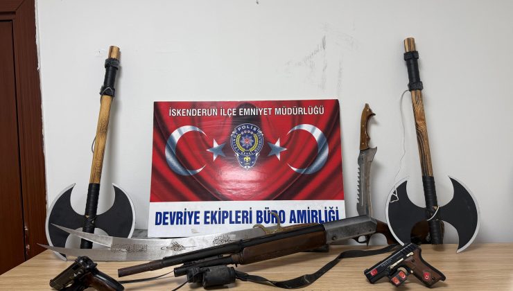 İSKENDERUN’DA BALKONUNDA SİLAH SERGİLEYEN ŞÜPHELİ YAKALANDI