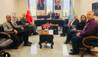 BAŞKAN TUTAR VE OLGUN’DAN SAMANDAĞ İLÇE MİLLİ EĞİTİM MÜDÜRLÜĞÜNE ATANAN YAŞAR’A HAYIRLI OLSUN ZİYARETİ