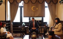 VALİ MASATLI HATAY’IN GURURU OLAN ŞEHİT KIZINI MAKAMINDA AĞIRLADI